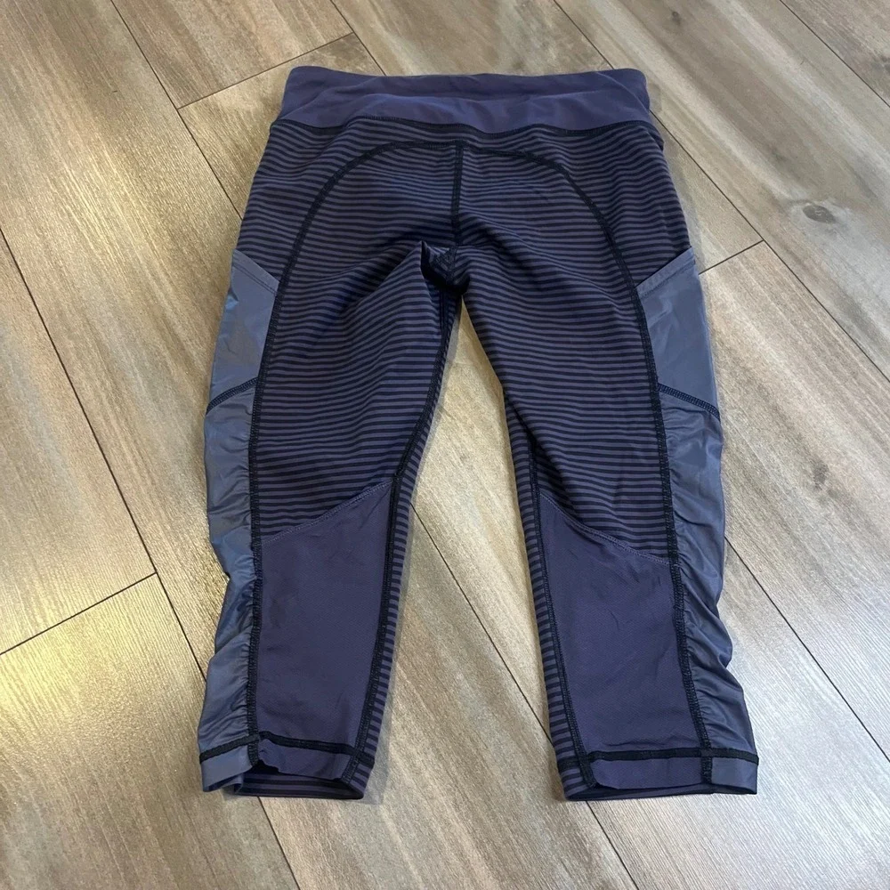Lululemon Striped Crop Leggings Women's Size 6 Purple Athletic Pants Bin H-44‎